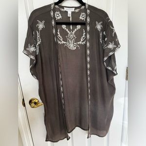 Full Tilt Open Front Embroidered floral Kimono Sz S Gray white embroidery